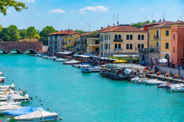 Peschiera del Garda, İtalya, 26 Ağustos 2021: İtalyan şehri Peschiera del Garda 'da Canale di Mezzo.