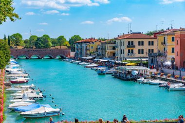 Peschiera del Garda, İtalya, 26 Ağustos 2021: İtalyan şehri Peschiera del Garda 'da Canale di Mezzo.