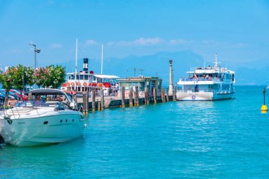 Peschiera del Garda, İtalya, 26 Ağustos 2021: İtalya 'daki Peschiera del Garda' da tekneler demirliyor.