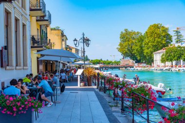Peschiera del Garda, İtalya, 26 Ağustos 2021: İtalyan şehri Peschiera del Garda 'da Canale di Mezzo.
