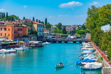 Peschiera del Garda, İtalya, 26 Ağustos 2021: İtalyan şehri Peschiera del Garda 'da Canale di Mezzo.