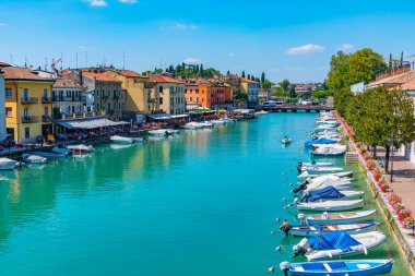 Peschiera del Garda, İtalya, 26 Ağustos 2021: İtalyan şehri Peschiera del Garda 'da Canale di Mezzo.