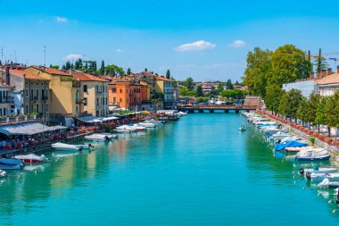 Peschiera del Garda, İtalya, 26 Ağustos 2021: İtalyan şehri Peschiera del Garda 'da Canale di Mezzo.