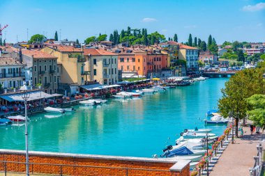 Peschiera del Garda, İtalya, 26 Ağustos 2021: İtalyan şehri Peschiera del Garda 'da Canale di Mezzo.