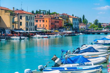 Peschiera del Garda, İtalya, 26 Ağustos 2021: İtalyan şehri Peschiera del Garda 'da Canale di Mezzo.