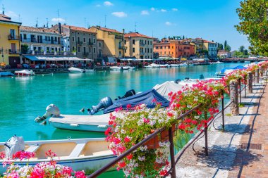 Peschiera del Garda, İtalya, 26 Ağustos 2021: İtalyan şehri Peschiera del Garda 'da Canale di Mezzo.