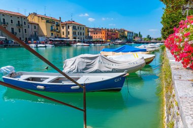 Peschiera del Garda, İtalya, 26 Ağustos 2021: İtalyan şehri Peschiera del Garda 'da Canale di Mezzo.