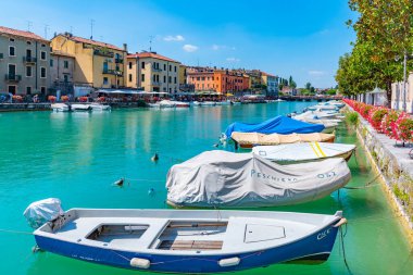 Peschiera del Garda, İtalya, 26 Ağustos 2021: İtalyan şehri Peschiera del Garda 'da Canale di Mezzo.