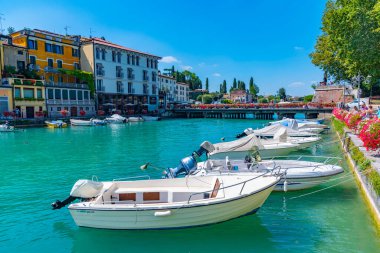 Peschiera del Garda, İtalya, 26 Ağustos 2021: İtalyan şehri Peschiera del Garda 'da Canale di Mezzo.