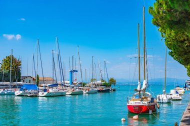 Peschiera del Garda, İtalya, 26 Ağustos 2021: İtalya 'daki Peschiera del Garda' da tekneler demirliyor.