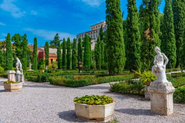 Verona, İtalya, 26 Ağustos 2021: İtalyan kenti Verona 'daki Giardino Giusti bahçesi.