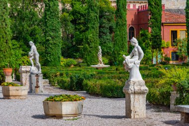 Verona, İtalya, 26 Ağustos 2021: İtalyan kenti Verona 'daki Giardino Giusti bahçesi.