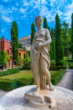 Verona, İtalya, 26 Ağustos 2021: İtalyan kenti Verona 'daki Giardino Giusti bahçesi.