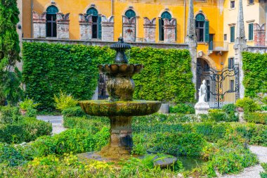 Verona, İtalya, 26 Ağustos 2021: İtalyan şehri Verona 'da Palazzo Giusti.