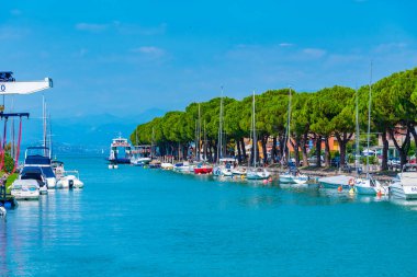 Peschiera del Garda, İtalya, 26 Ağustos 2021: İtalya 'daki Peschiera del Garda' da tekneler demirliyor.