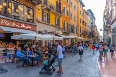 Verona, İtalya, 26 Ağustos 2021: İtalya 'nın Verona kentindeki tarihi evler.