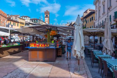 Verona, İtalya, 26 Ağustos 2021: Verona, İtalya 'da Piazza delle erbe' deki pazar yeri.