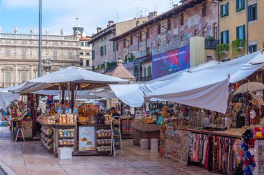Verona, İtalya, 26 Ağustos 2021: Verona, İtalya 'da Piazza delle erbe' deki pazar yeri.
