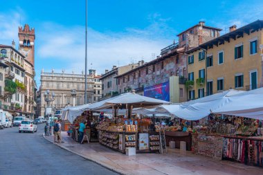 Verona, İtalya, 26 Ağustos 2021: Verona, İtalya 'da Piazza delle erbe' deki pazar yeri.