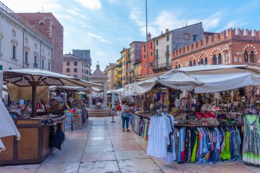 Verona, İtalya, 26 Ağustos 2021: Verona, İtalya 'da Piazza delle erbe' deki pazar yeri.