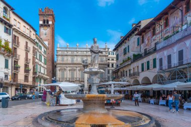 Verona, İtalya, 26 Ağustos 2021: Fontana Madonna Verona Piazza delle Erbe, Verona, İtalya.