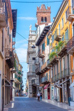 Verona, İtalya, 26 Ağustos 2021: İtalya 'nın Verona kentindeki tarihi evler.
