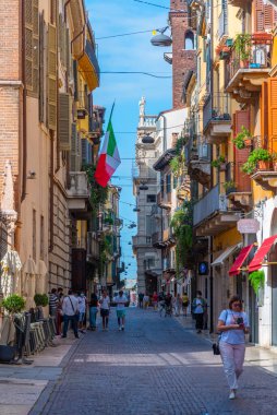 Verona, İtalya, 26 Ağustos 2021: İtalya 'nın Verona kentindeki tarihi evler.