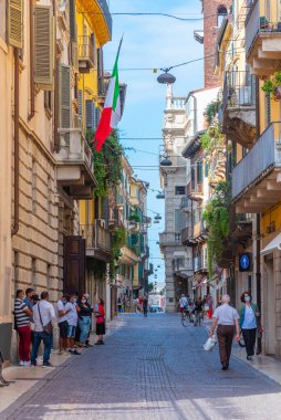 Verona, İtalya, 26 Ağustos 2021: İtalya 'nın Verona kentindeki tarihi evler.