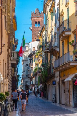 Verona, İtalya, 26 Ağustos 2021: İtalya 'nın Verona kentindeki tarihi evler.