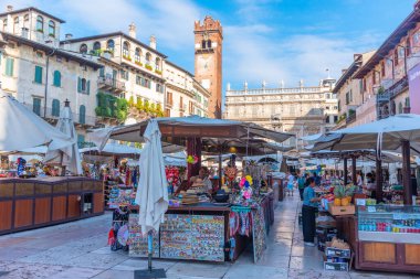 Verona, İtalya, 26 Ağustos 2021: Verona, İtalya 'da Piazza delle erbe' deki pazar yeri.