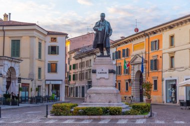 Verona, İtalya, 26 Ağustos 2021: İtalyan şehri Verona 'da Castelvecchio' nun önünde bir meydan.