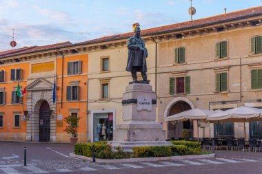 Verona, İtalya, 26 Ağustos 2021: İtalyan şehri Verona 'da Castelvecchio' nun önünde bir meydan.