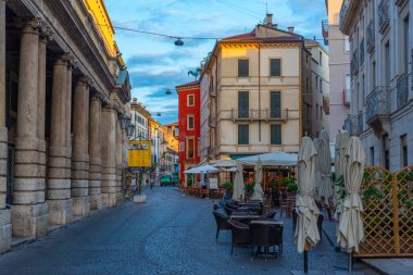 Verona, İtalya, 26 Ağustos 2021: İtalya 'nın Verona kentindeki tarihi evler.