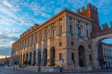 Verona, İtalya, 26 Ağustos 2021: İtalya 'nın Verona kentindeki Palazzo della Gran Guardia.