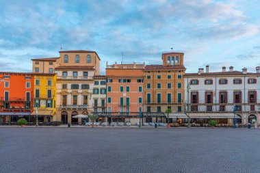 Verona, İtalya, 26 Ağustos 2021: Verona, İtalya 'da Piazza Bra' nın gündoğumu manzarası.