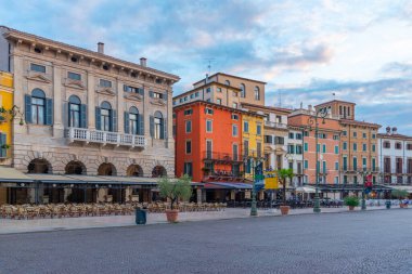Verona, İtalya, 26 Ağustos 2021: Verona, İtalya 'da Piazza Bra' nın gündoğumu manzarası.