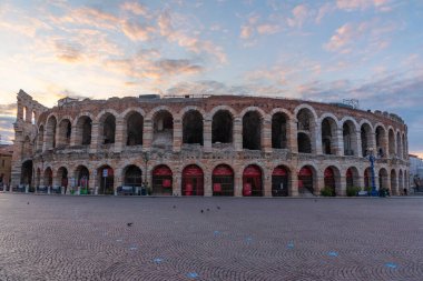 Verona, İtalya, 26 Ağustos 2021: Verona, İtalya 'daki Roma arenasının gün doğumu manzarası.