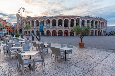 Verona, İtalya, 26 Ağustos 2021: Verona, İtalya 'daki Roma arenasının gün doğumu manzarası.
