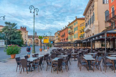 Verona, İtalya, 26 Ağustos 2021: Verona, İtalya 'da Piazza Bra' nın gündoğumu manzarası.