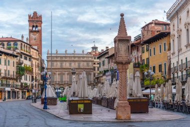 Verona, İtalya, 26 Ağustos 2021: Verona, İtalya 'da bir pazar yerinde gün doğumu.