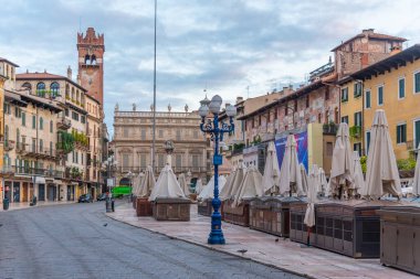 Verona, İtalya, 26 Ağustos 2021: Verona, İtalya 'da bir pazar yerinde gün doğumu.