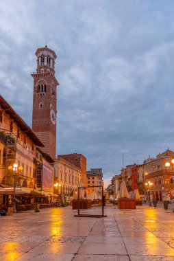 Verona, İtalya, 26 Ağustos 2021: Verona, İtalya 'da Piazza delle erbe' nin gündoğumu manzarası.