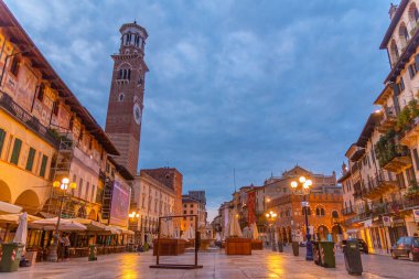 Verona, İtalya, 26 Ağustos 2021: Verona, İtalya 'da Piazza delle erbe' nin gündoğumu manzarası.
