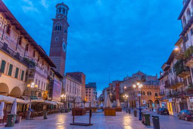 Verona, İtalya, 26 Ağustos 2021: Verona, İtalya 'da Piazza delle erbe' nin gündoğumu manzarası.