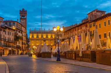 Verona, İtalya, 26 Ağustos 2021: Verona, İtalya 'da bir pazar yerinde gün doğumu.