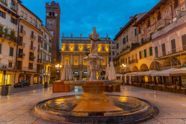 Verona, İtalya, 26 Ağustos 2021: Fontana Madonna Verona Piazza delle Erbe, Verona, İtalya.