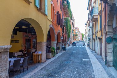 Verona, İtalya, 25 Ağustos 2021: İtalya 'nın Verona kentindeki tarihi evler.