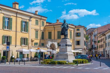 Verona, İtalya, 25 Ağustos 2021: İtalyan şehri Verona 'da Castelvecchio' nun önünde bir meydan.