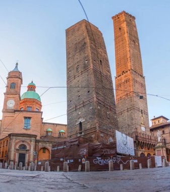 Bologna, İtalya, 22 Eylül 2021: İki Kulenin Tepesi (Le Due Torri) Torre Asinelli ve Bologna 'dan Torre Garisenda