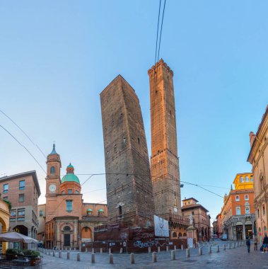 Bologna, İtalya, 22 Eylül 2021: İki Kulenin Tepesi (Le Due Torri) Torre Asinelli ve Bologna 'dan Torre Garisenda